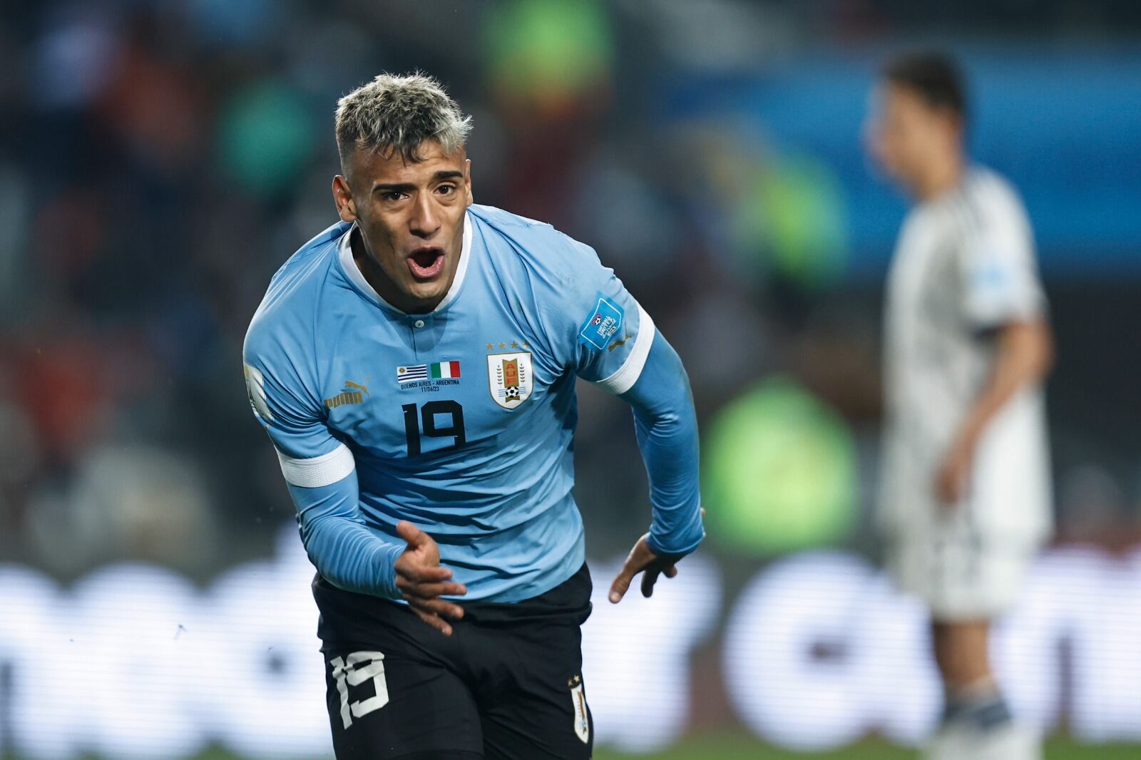 Luciano Rodríguez inicia el festejo de su gol en La Plata