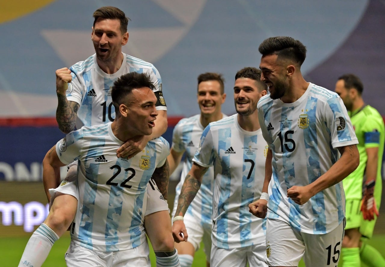 La alegría de los jugadores argentinos luego del gol de Lautaro Martínez a los siete minutos