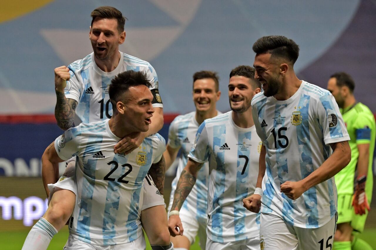 La alegría de los jugadores argentinos luego del gol de Lautaro Martínez a los siete minutos