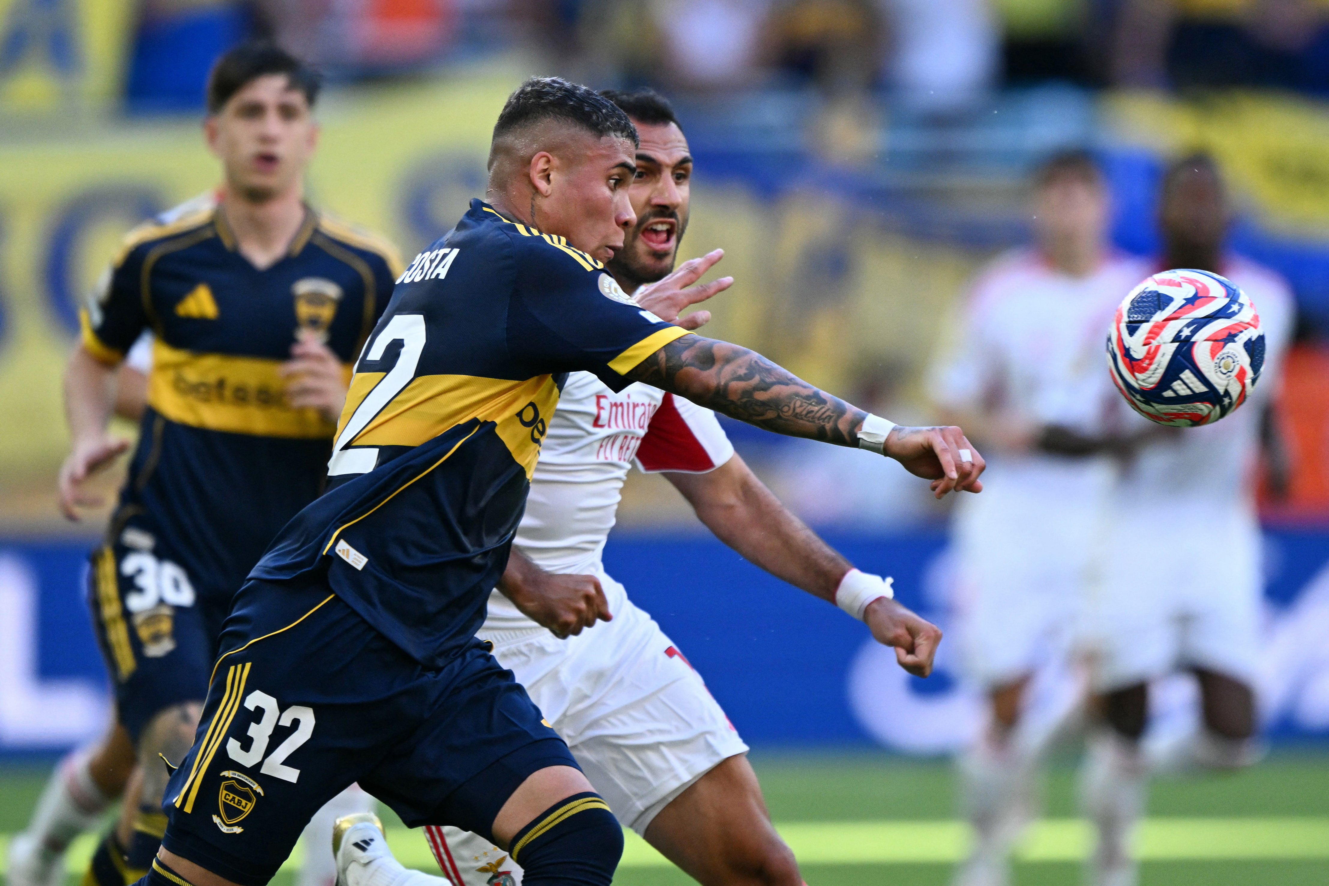 Ayrton Costa venía jugando para diez puntos. Pero se le escapó la marca de Otamendi en el 2-2.