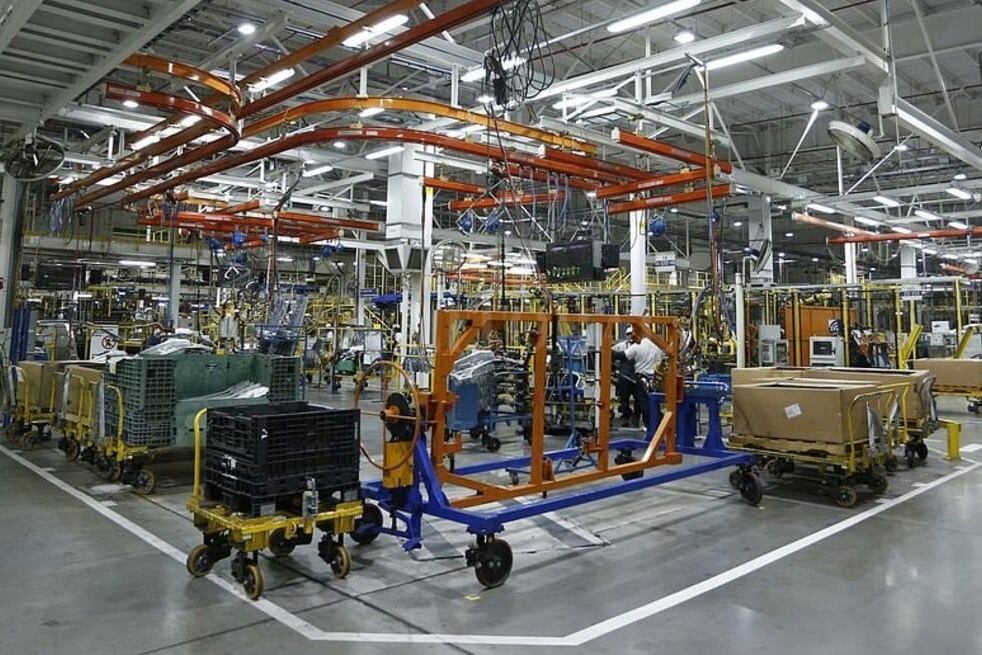 Las empresas acomodan a la baja sus planes de producción.