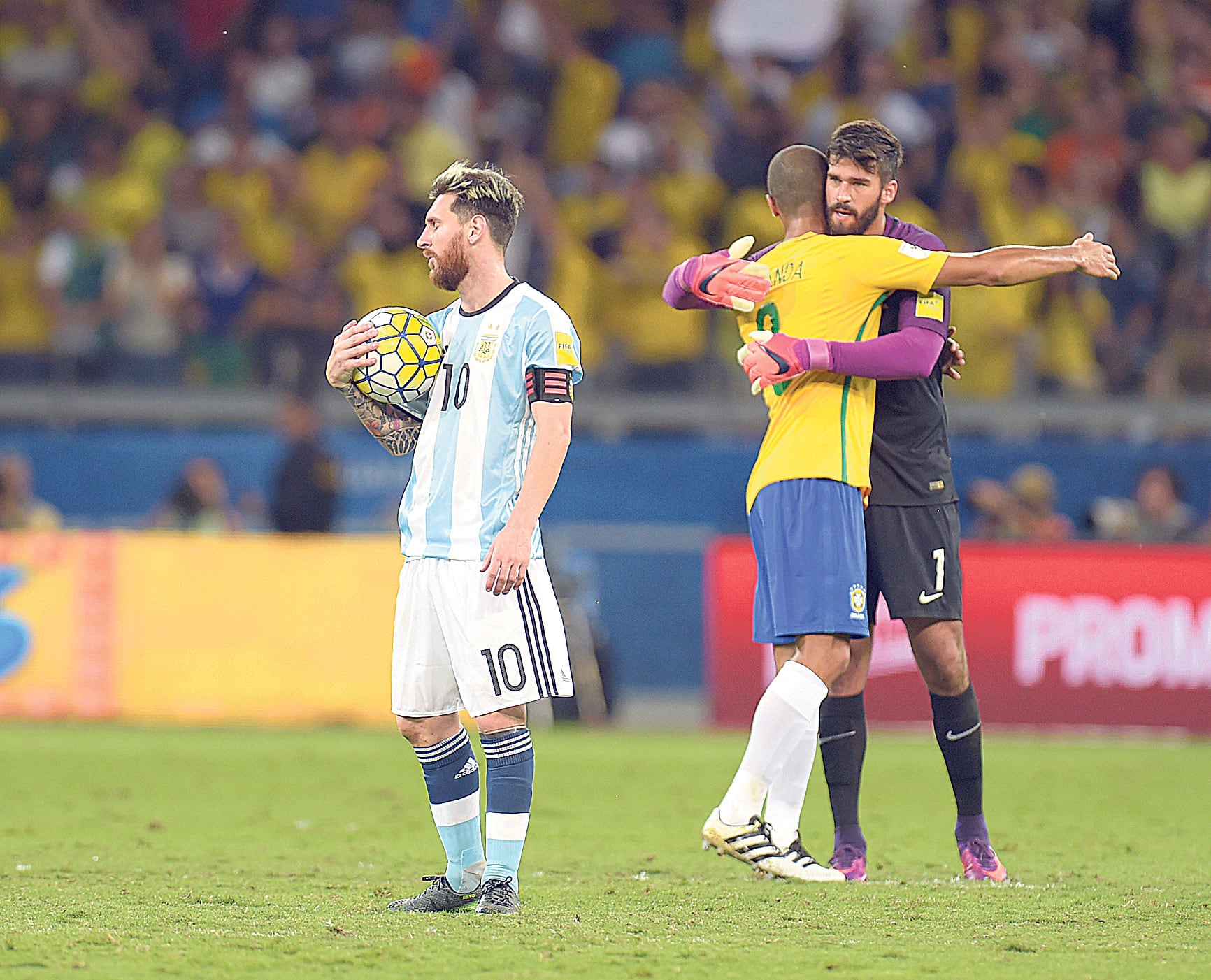 El capitán soporta el festejo de los brasileños en la noche de Belo Horizonte.