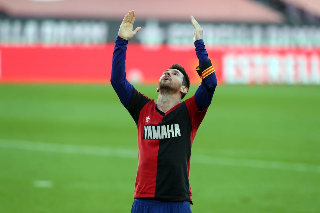 Messi, con la camiseta que usó Maradona en su paso por Newell's.