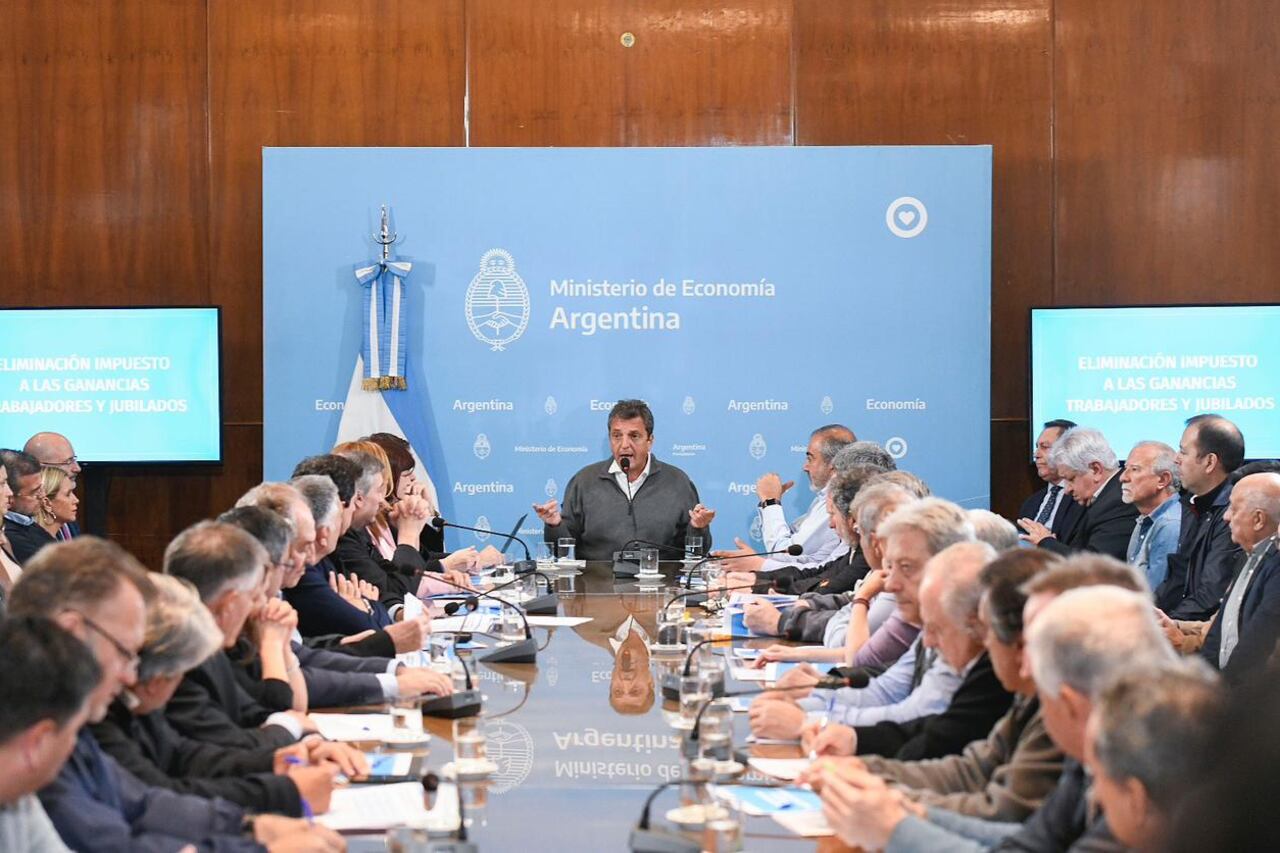 El candidato a presidente de Unión por la Patria mantuvo un encuentro con la CGT para tomar la medida