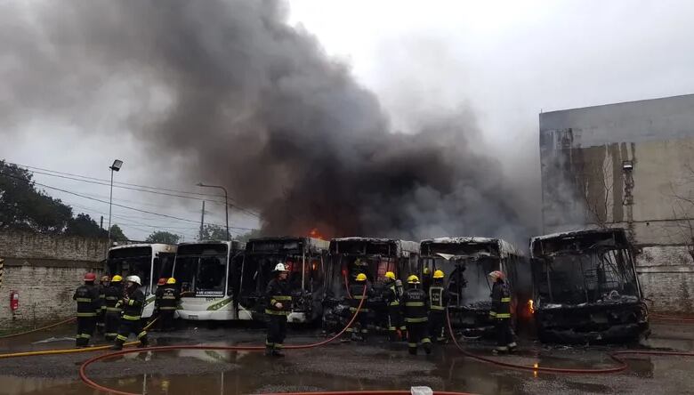 Seis colectivos de la línea 57 se incendiaron esta madrugada por razones aún desconocidas. (Foto: Twitter/@Pilaradiario)