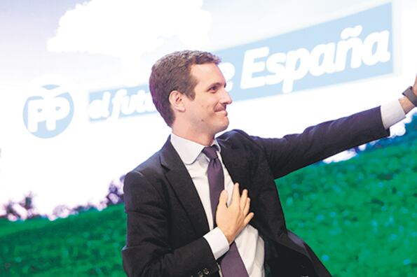 Casado saluda durante su intervención en el congreso que lo ungió líder partidario.