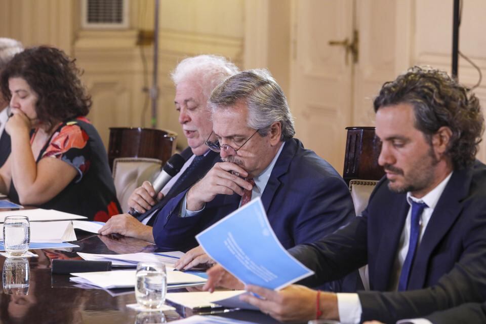 Alberto Fernández analiza con Santiago Cafiero la extensión del aislamiento social.
