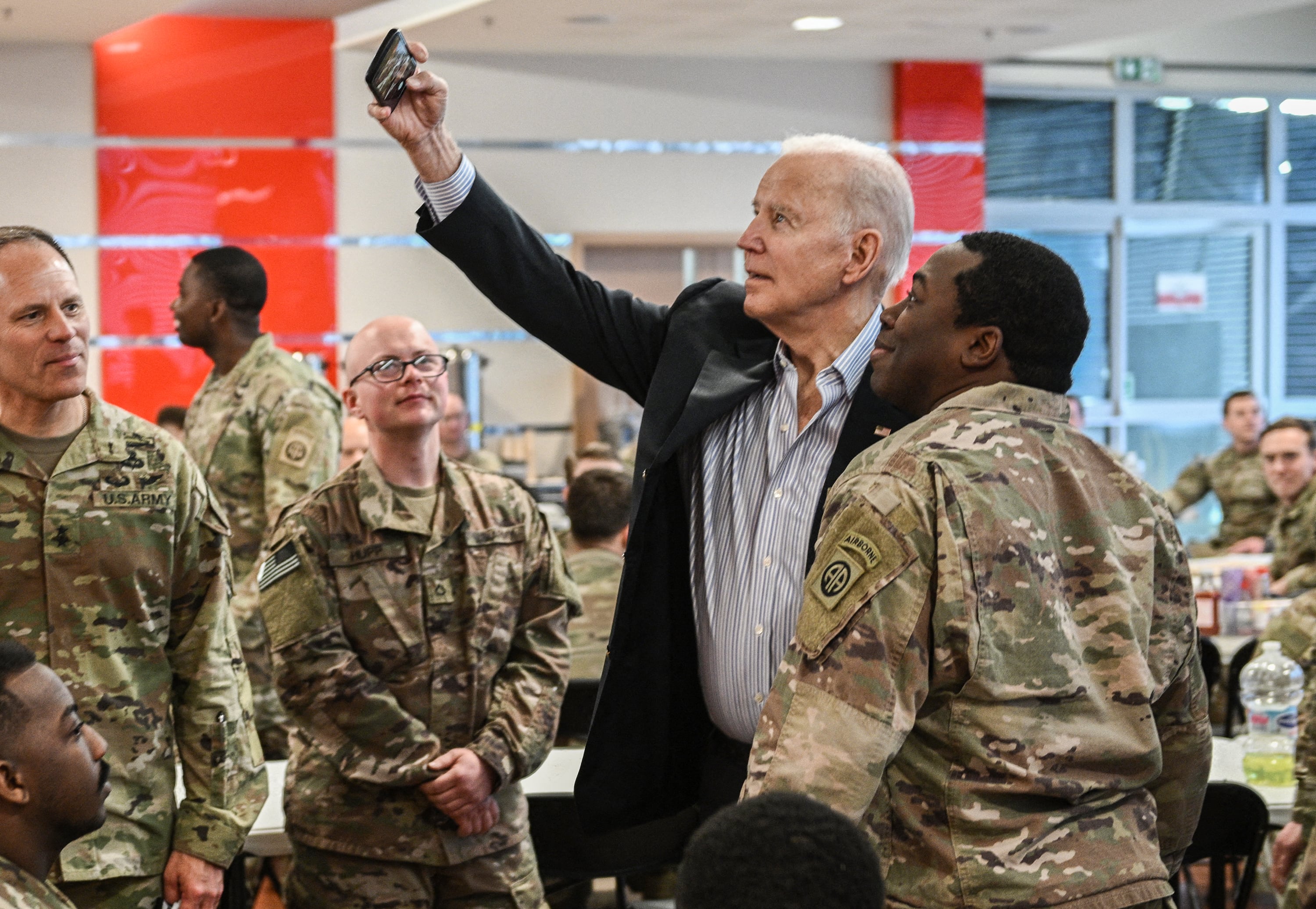 El presidente Biden se saca fotos con tropas aerotransportadas en Polonia.