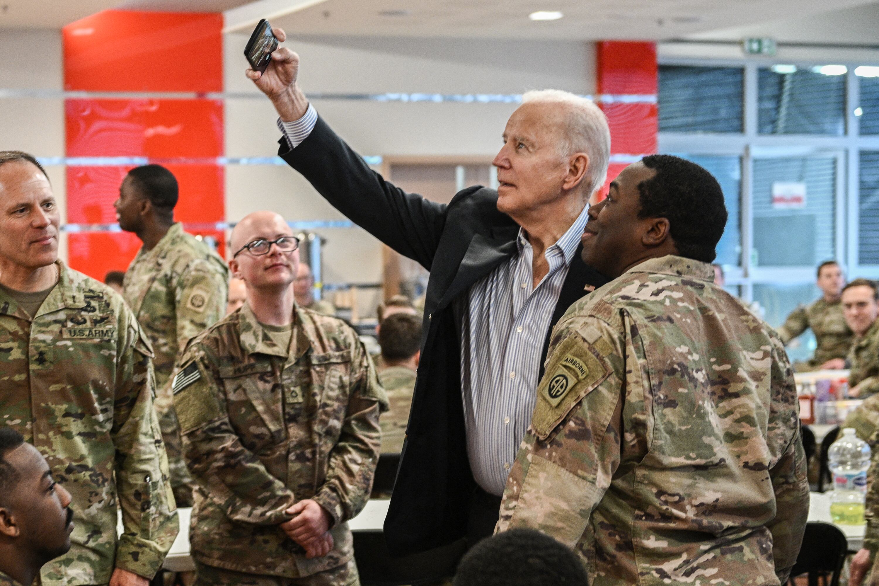 El presidente Biden se saca fotos con tropas aerotransportadas en Polonia.
