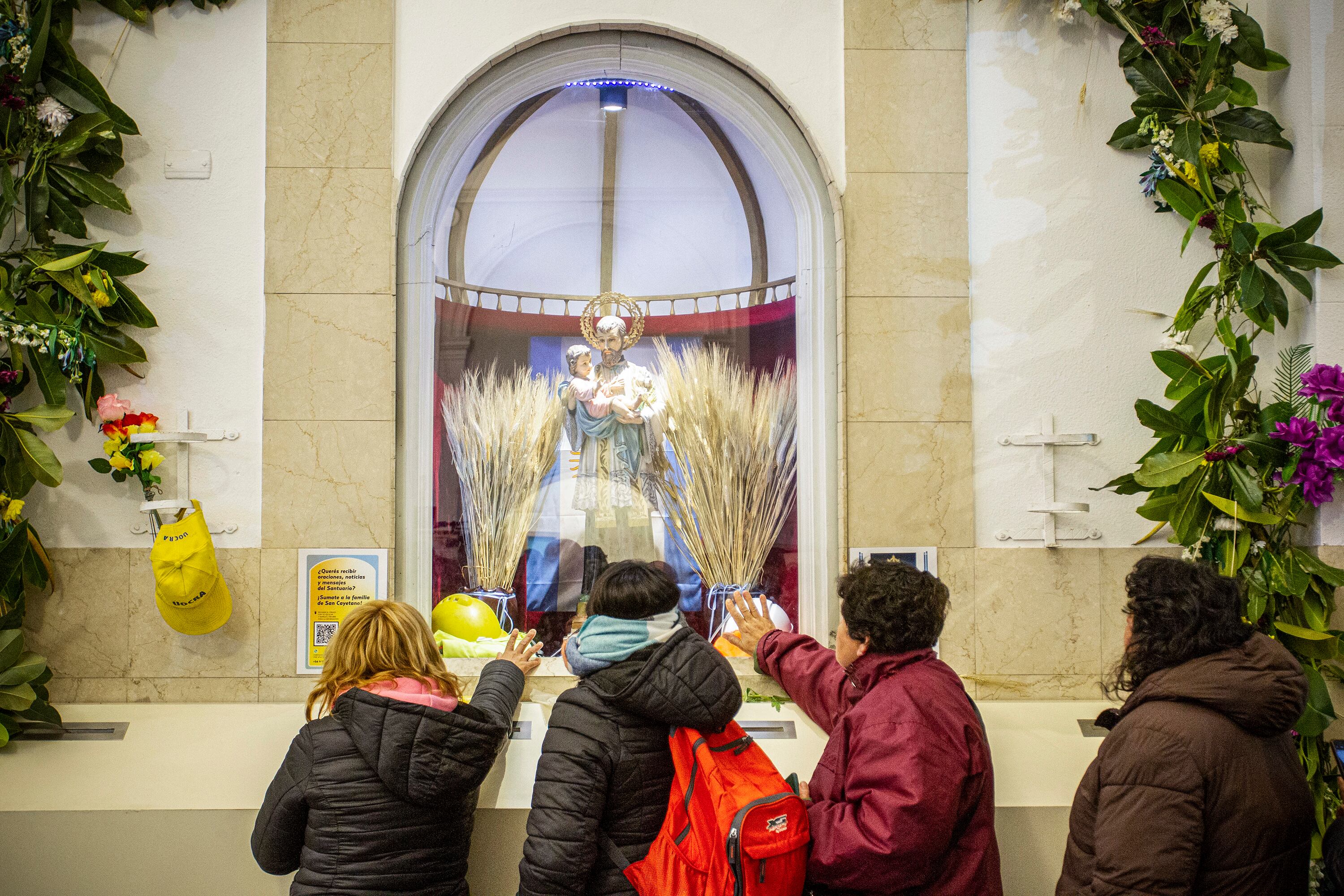 La misa militante coincidió con largas filas de fieles que se acercaron con espigas y estampitas para agradecerle al santo. 
