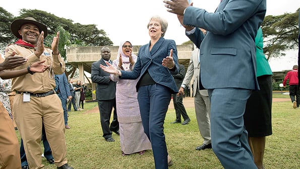 Theresa May baila frente al edificio de Naciones Unidas en Nairobi durante su gira por Africa.