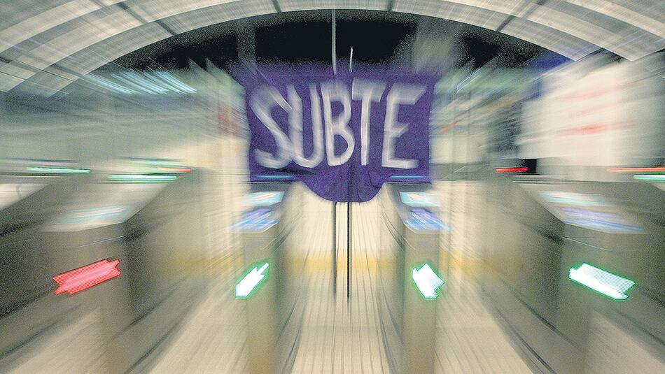 Los trabajadores del subte protestaron ayer por la compra de trenes con amianto.