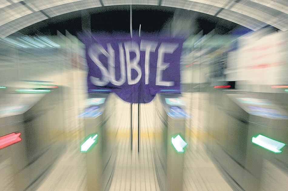 Los trabajadores del subte protestaron ayer por la compra de trenes con amianto.