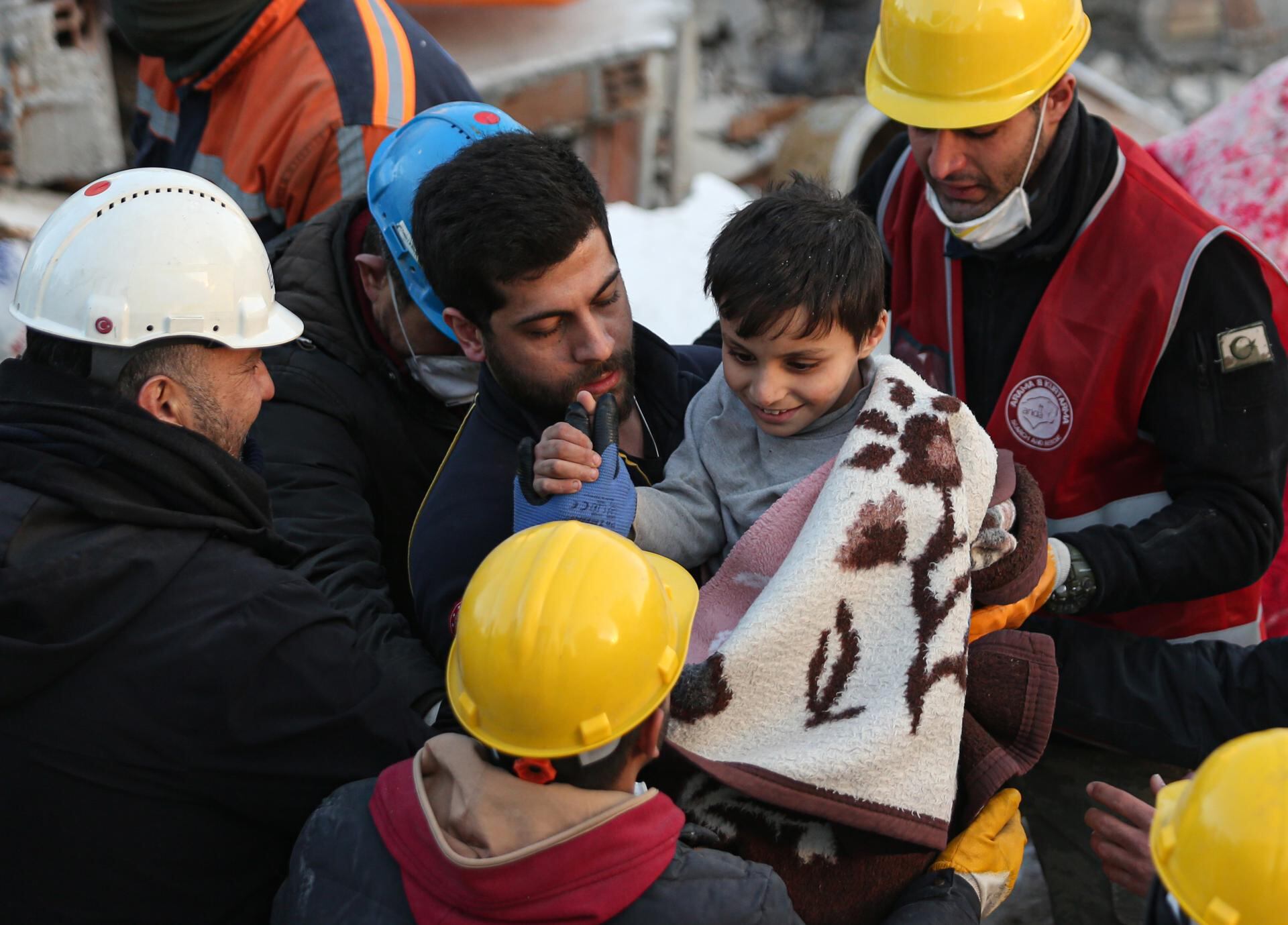Sigue la búsqueda de sobrevivientes de los terremotos en Turquía y Siria