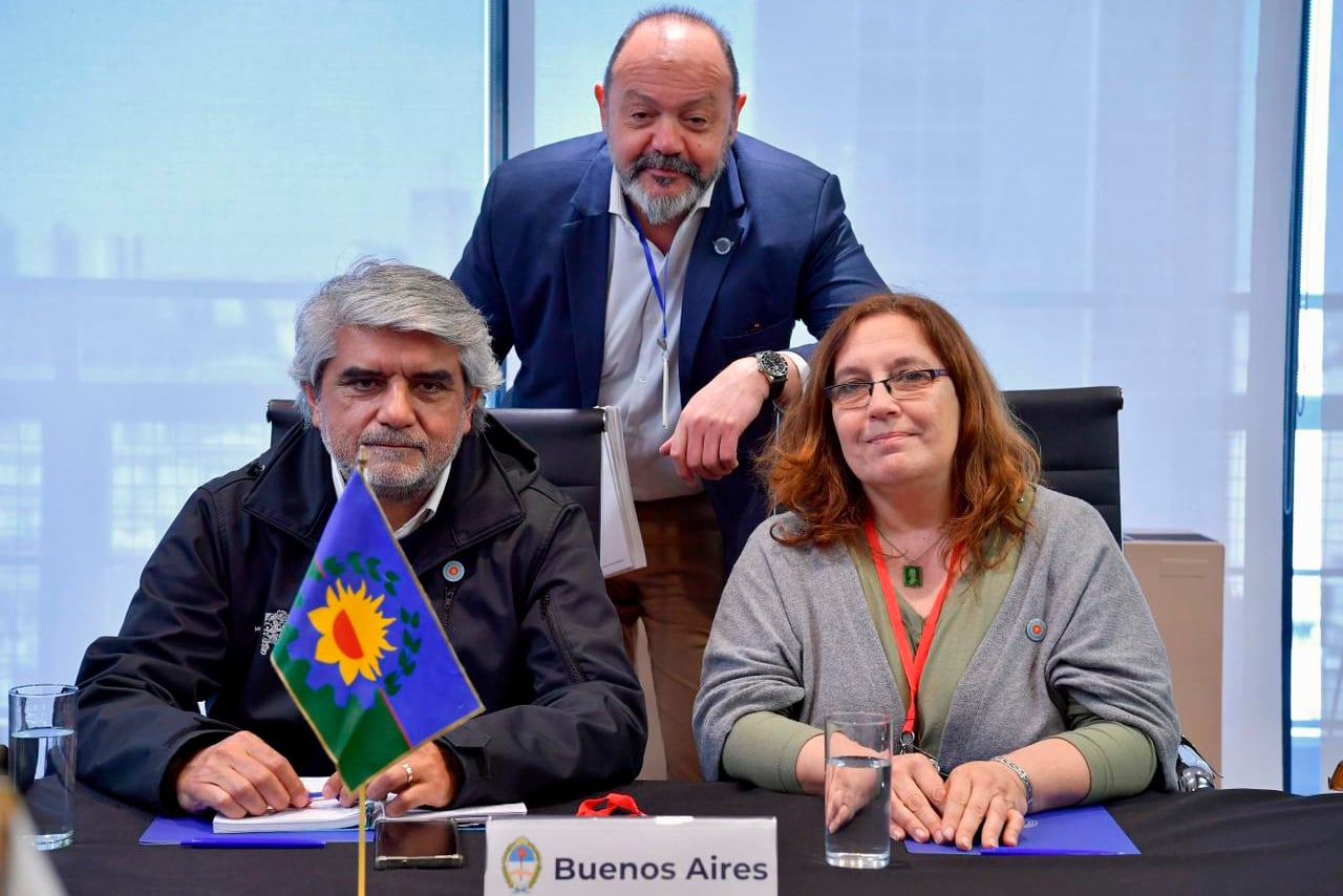 Walter Correa junto a Cecilia Cecchini, su jefa de gabinete, y el asesor Gustavo Mariani.