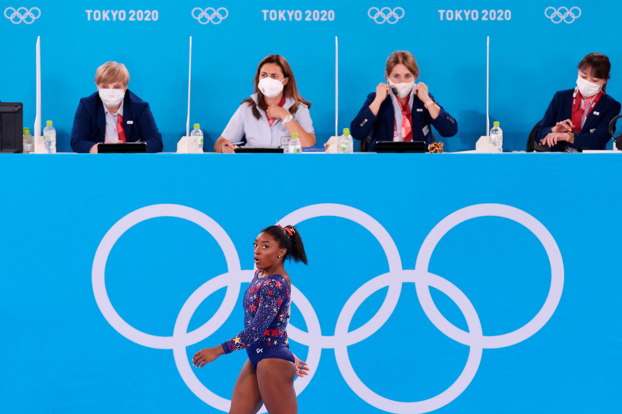 La estadounidense Simone Biles y las jurados