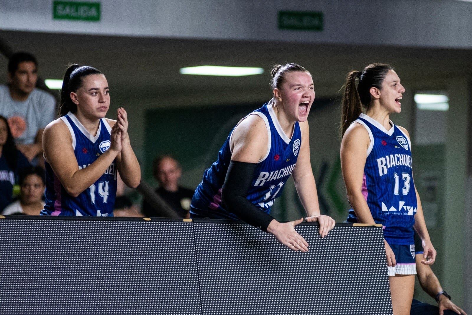 Las jugadoras de Riachuelo festejan el triunfo ante Ferro