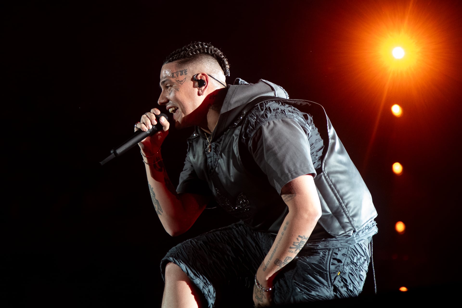 Con una sonrisa en la cara y con la vista nublada por la emoción, abrazado a amigxs y recibiendo besos de Emilia: Duki en estado de gracia