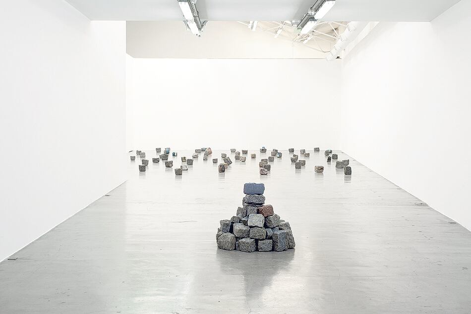 Vista parcial de la exposición de Max Gómez Canle, "Vivir así: sin palabras". Abajo: Detalle de una de las piedras pintadas que compone la instalación. Al pie: Prueba previa a la inauguración de Luciana Lamothe en el espacio de Florida en 2014.