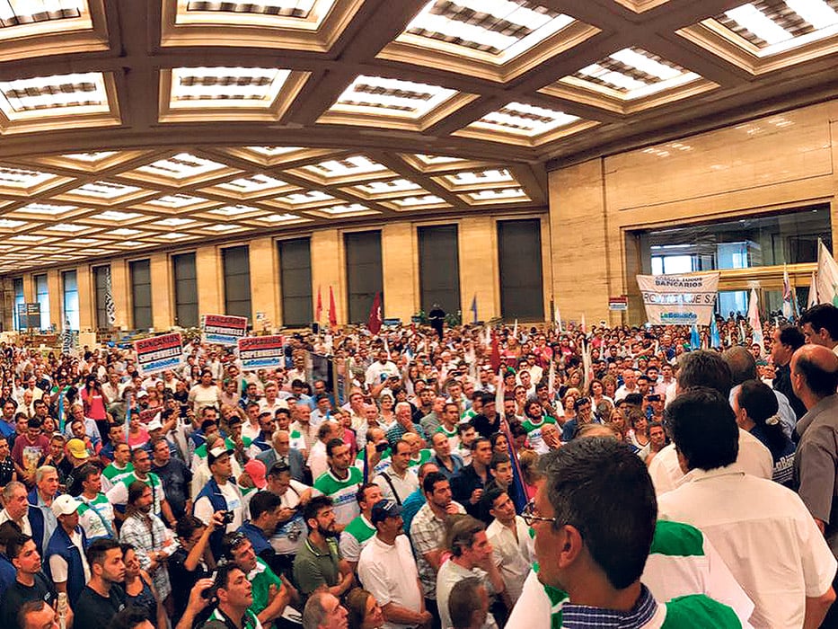 Masiva concentración de trabajadores en la asamblea de ayer, en el hall central del Banco Nación