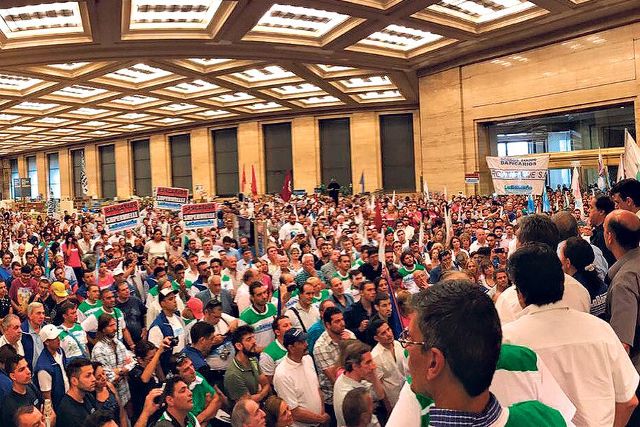 Masiva concentración de trabajadores en la asamblea de ayer, en el hall central del Banco Nación