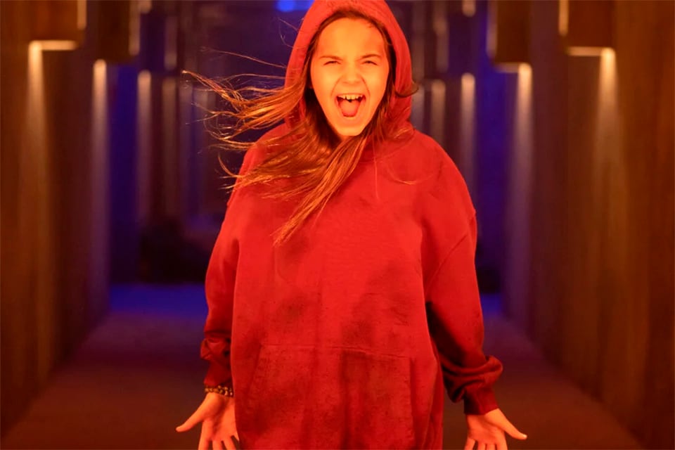 Ryan Kiera Armstrong hace el papel que en la versión anterior hizo Drew Barrymore.