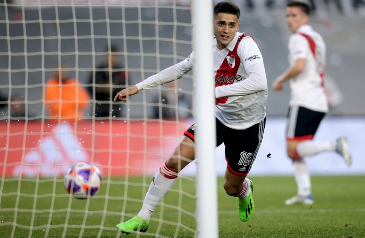 Pablo Solari inicia el festejo de su gol, el primero de River en el Monumental