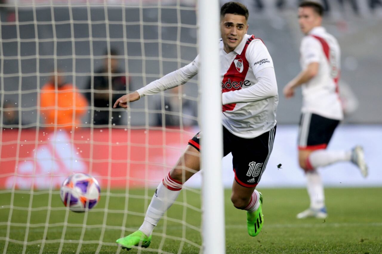Pablo Solari inicia el festejo de su gol, el primero de River en el Monumental