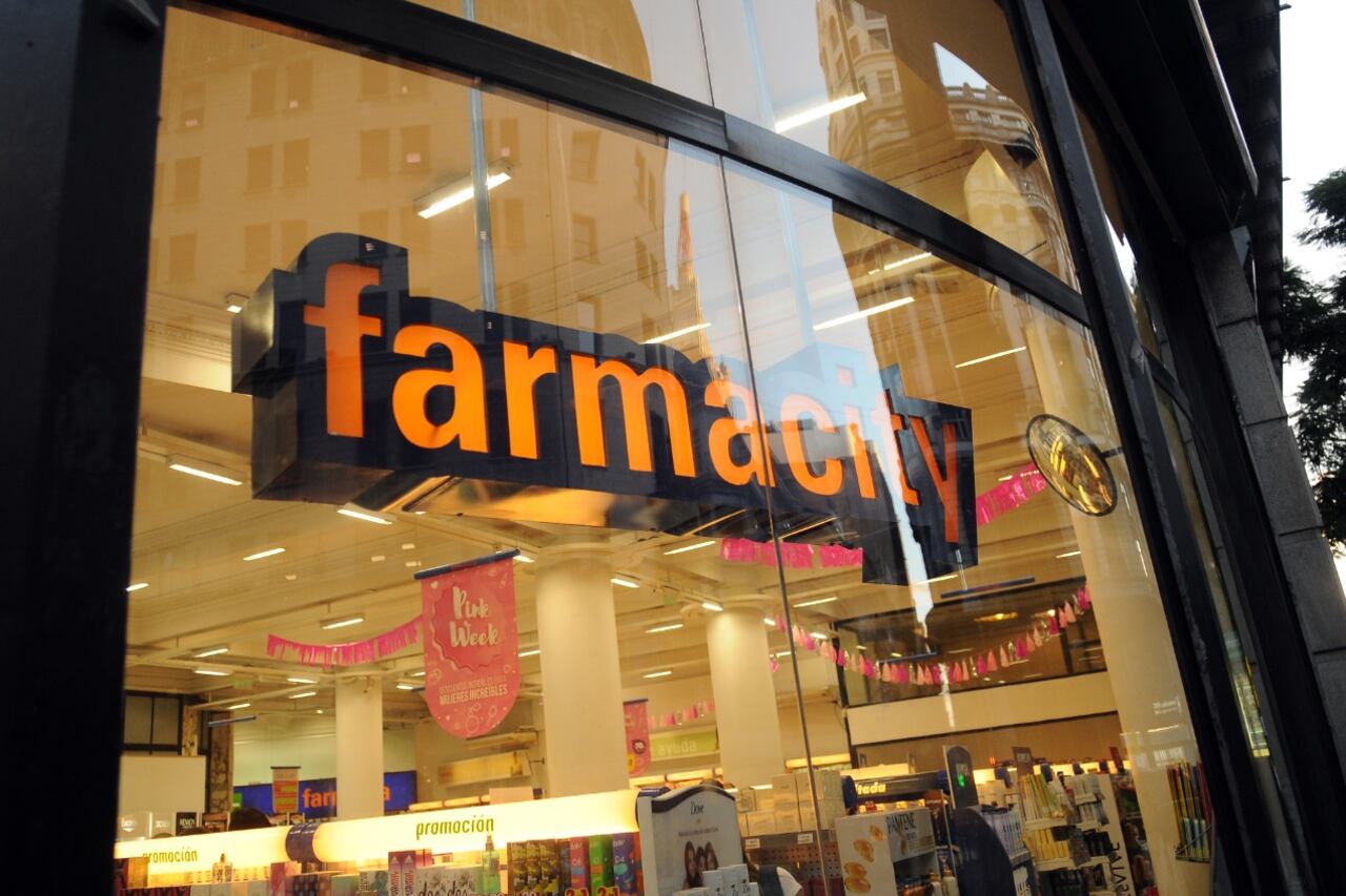 En la Provincia está prohibida la instalación de farmacias a nombre de sociedades anónimas.