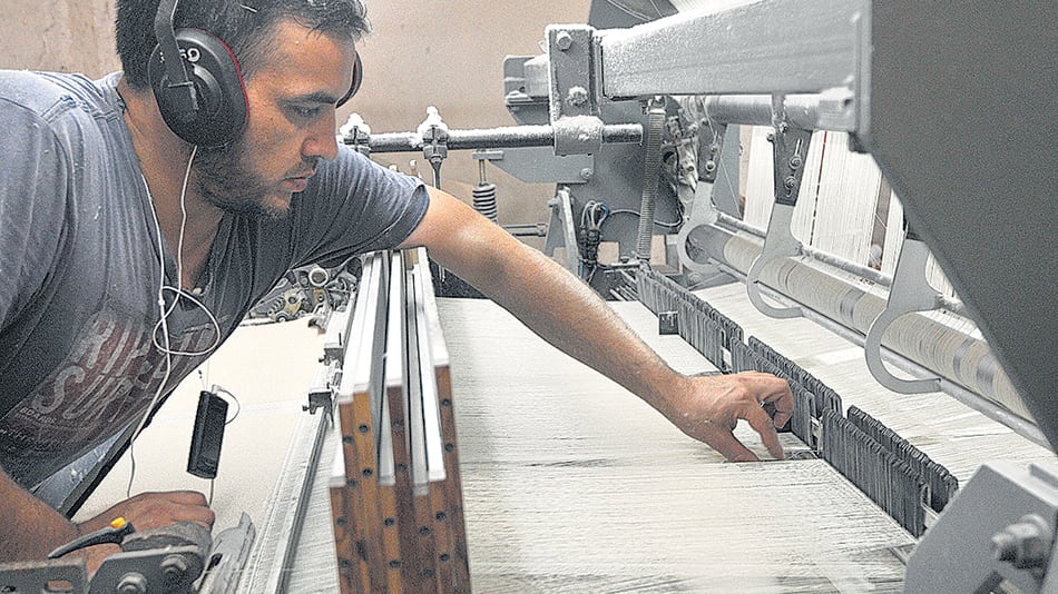 En abril, la cantidad de asalariados del sector privado se contrajo en 50.600 puestos frente al mes anterior.