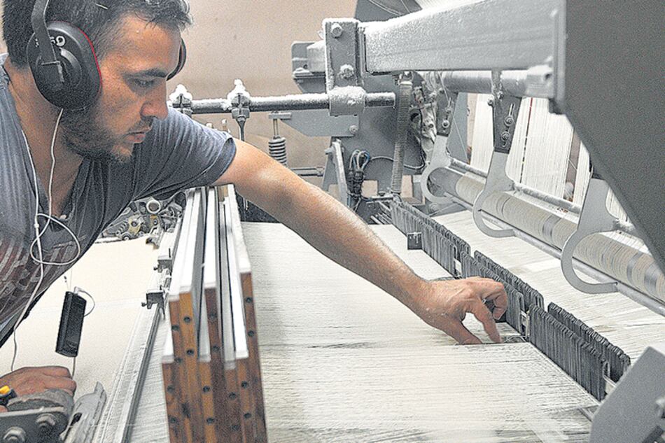 En abril, la cantidad de asalariados del sector privado se contrajo en 50.600 puestos frente al mes anterior.