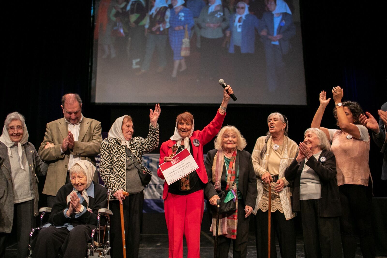 Las Madres de Plaza de Mayo LF recibieron el premio en el escenario del Centro Cultural Haroldo Conti.