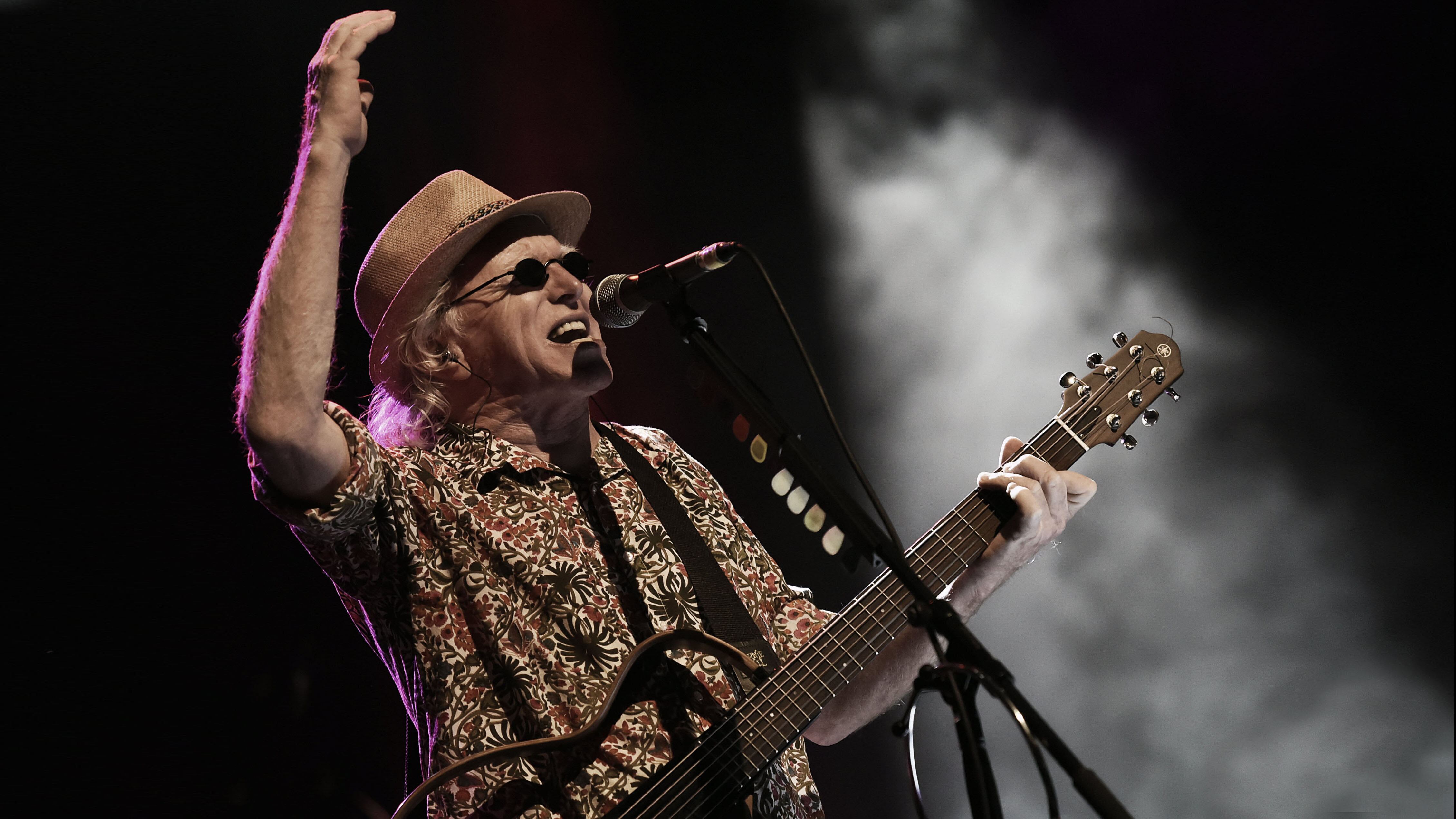Cantilo trabajó con ritmos, melodías y armonías durante un año hasta tener la canción.