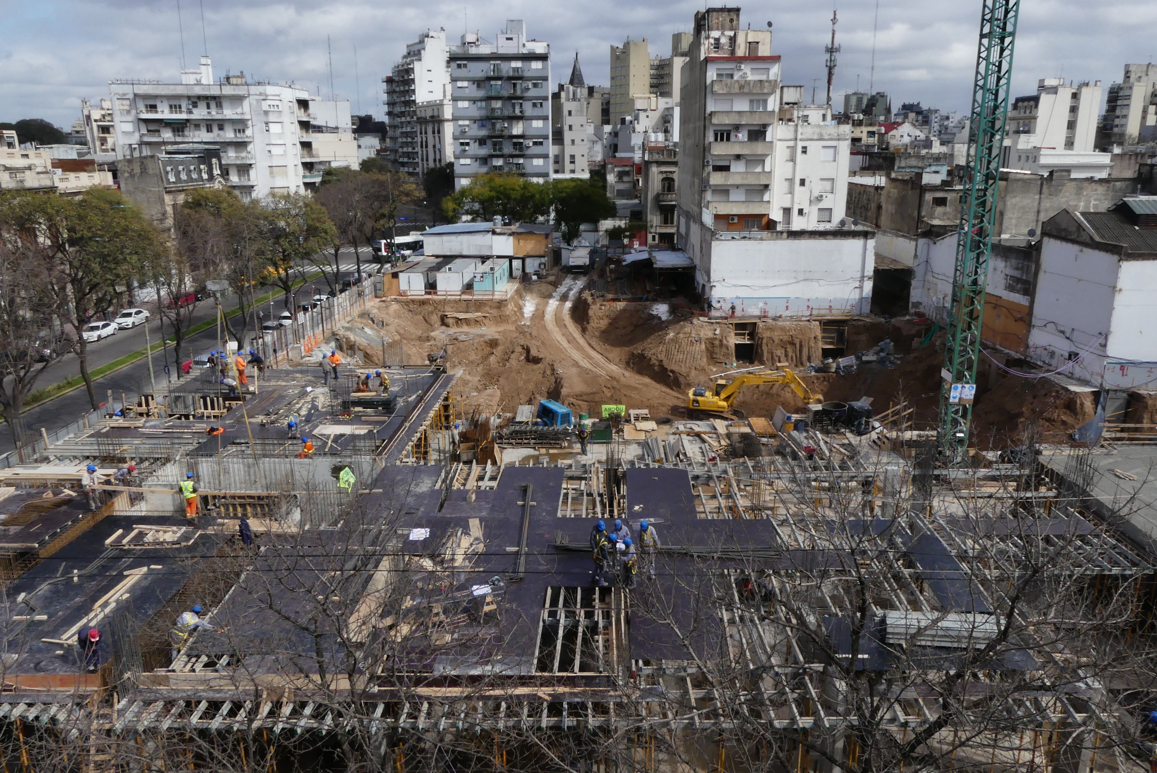 El edificio se está construyendo en Bolívar y Caseros, en el casco histórico de la ciudad.