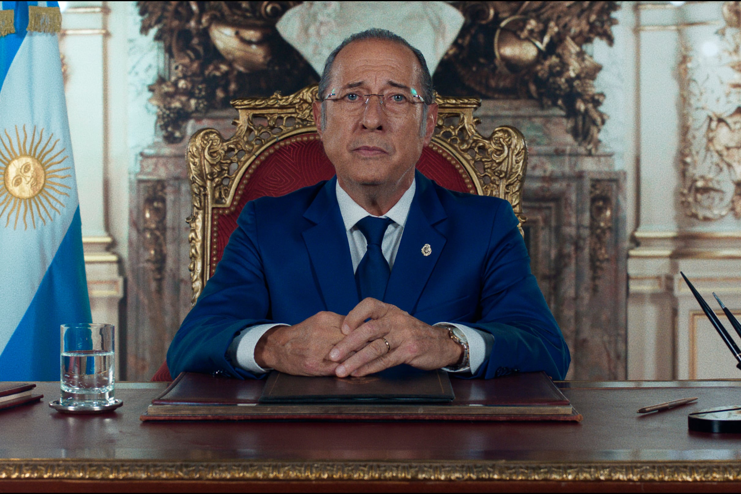 Francella como presidente de la Nación, una de las breves historias fallidas del film. 