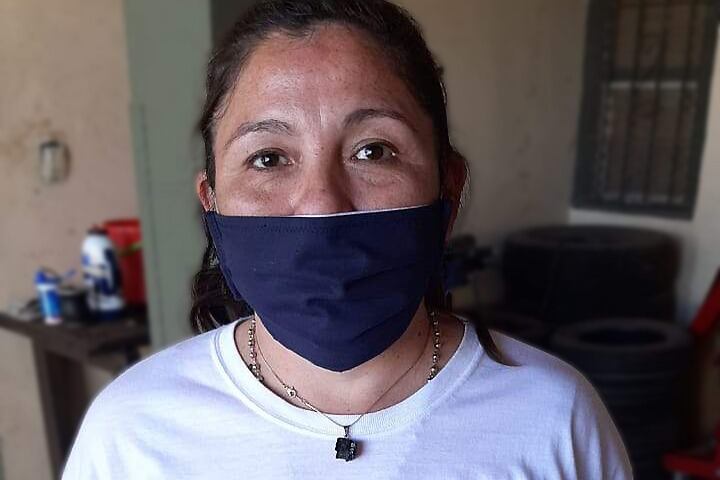 Cristina Castro con otra piedra turmalina que le cedieron empleados de la cervecería donde trabajaba Facundo.