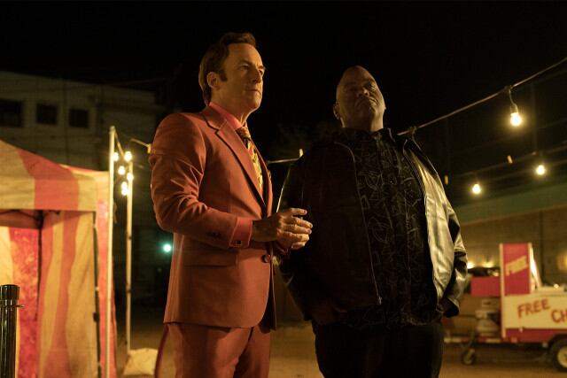 Saul Goodman (Bob Odenkirk) y su asistente Huell, en una escena de la quinta temporada.