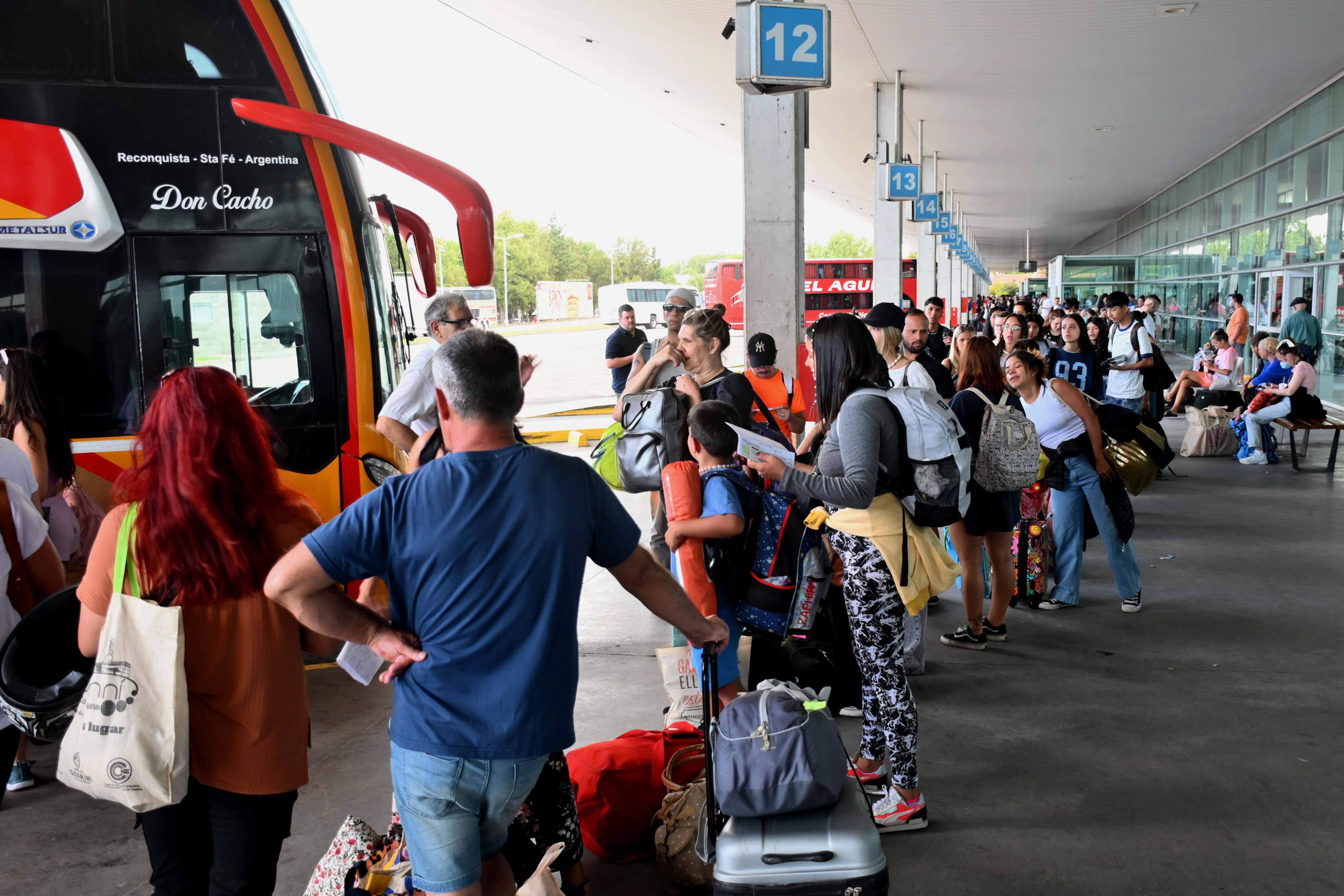 La medida "responde a una necesidad de brindar un servicio más eficaz y eficiente", dice el Gobierno. Expertos alerta por más casos de trata