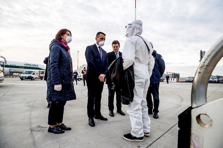 El canciller Luigi Di Maio recibió este sábado en Roma a una delegación de médicos albaneses.