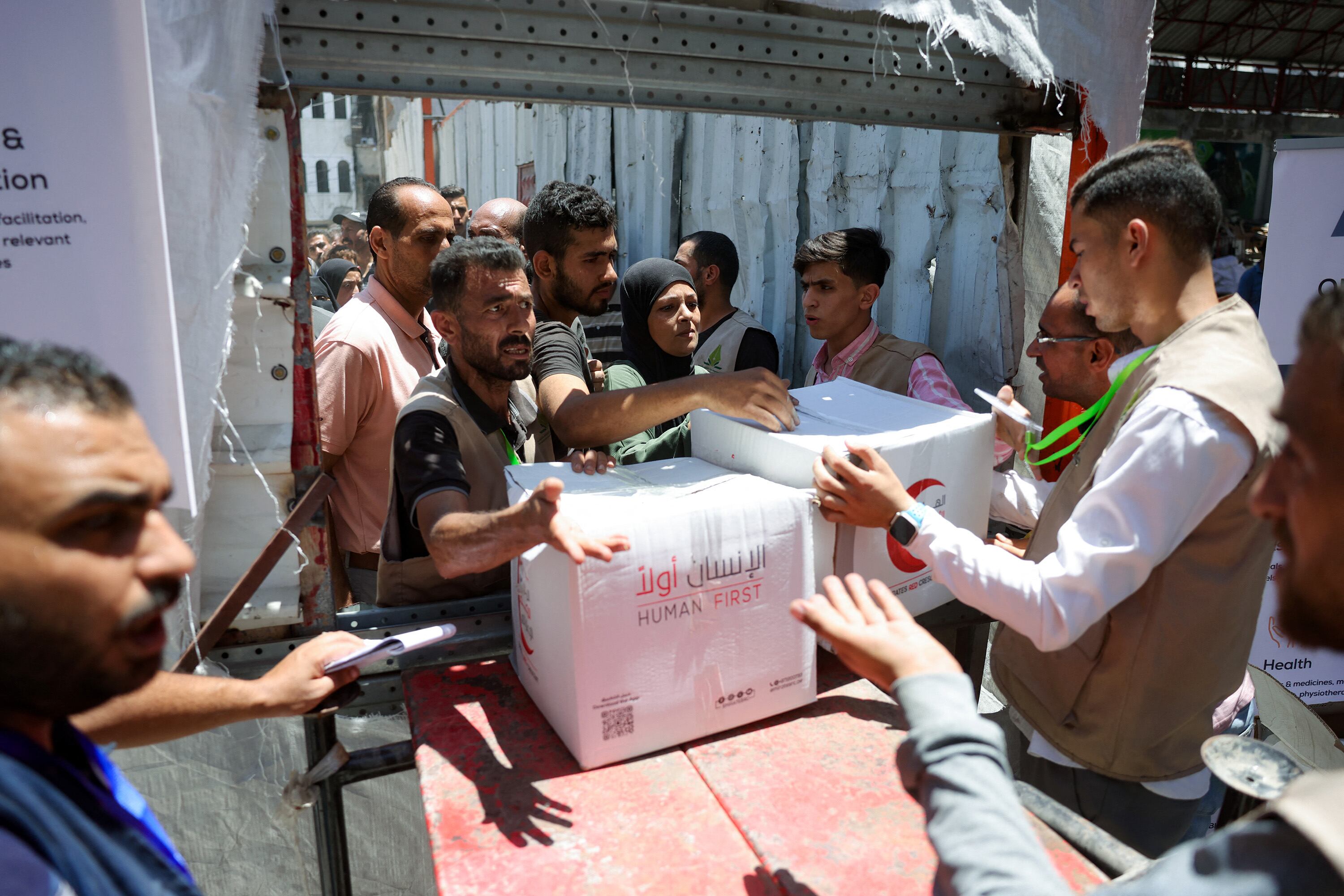 Reparto de comida en Ciudad de Gaza.