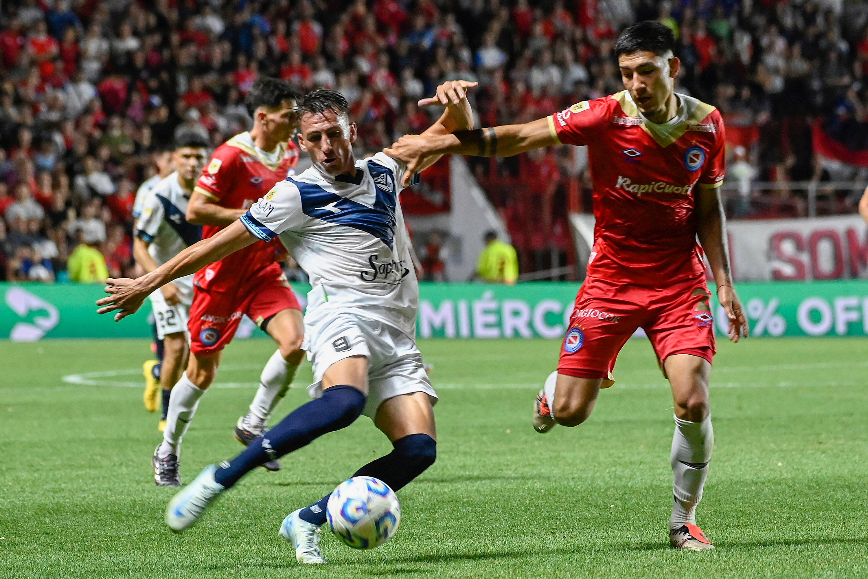 Vélez igualó en La Paternal y sigue como único líder