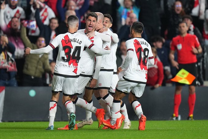 Rayo Vallecano hizo morder el polvo al campeón español