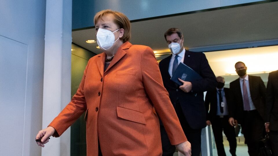 Merkel propuso que el instituto federal alemán Paul-Ehrlich, encargado de la reglamentación de medicamentos, "apoye a Rusia" ante la Agencia Europea de Medicamentos.