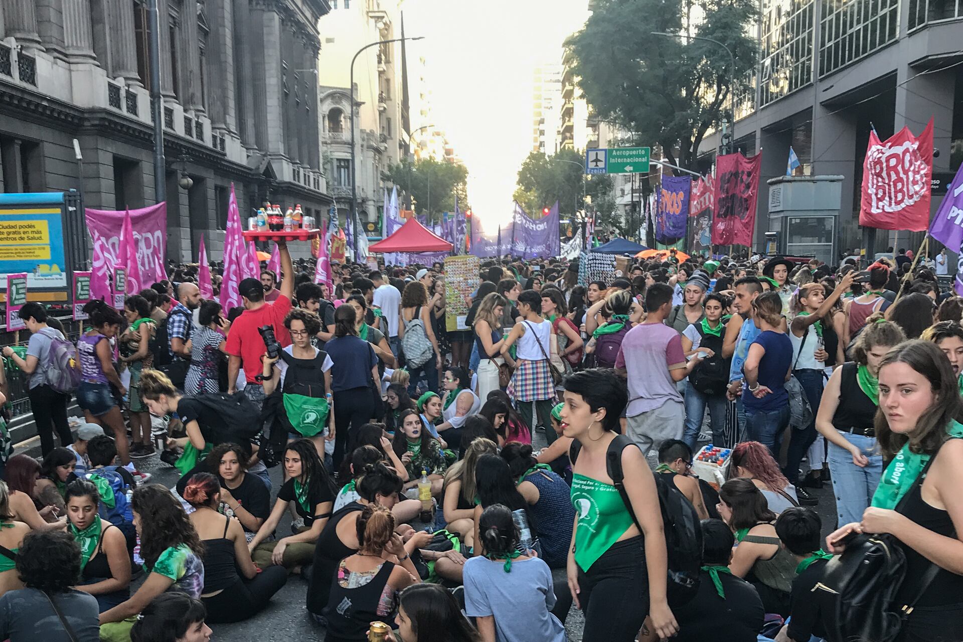 Las mujeres tomaron las calles para pedir aborto legal y seguro, y para denunciar la represión y el ajuste macristas.