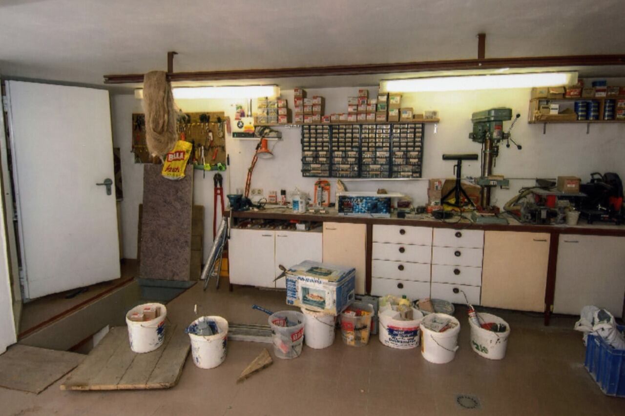 En 2006 Natascha Kampusch, una joven austríaca de 18 años, escapa de la casa en la que estuvo secuestrada durante más de ocho años. El caso genera conmoción a nivel mundial.