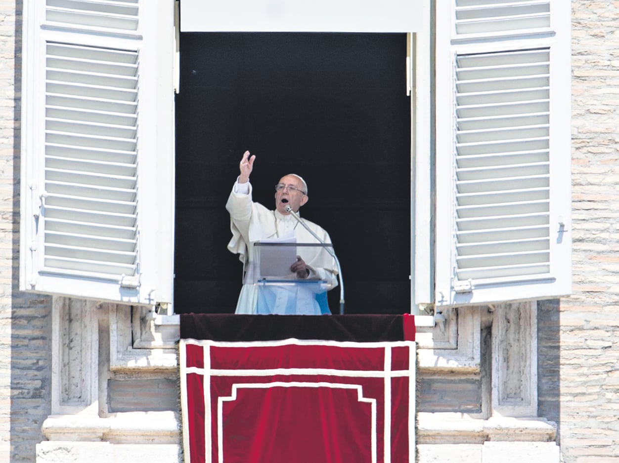 Fue Bergoglio, a poco de asumir y a instancias de Rosa Chávez, quien habilitó el camino del obispo mártir a la santidad.