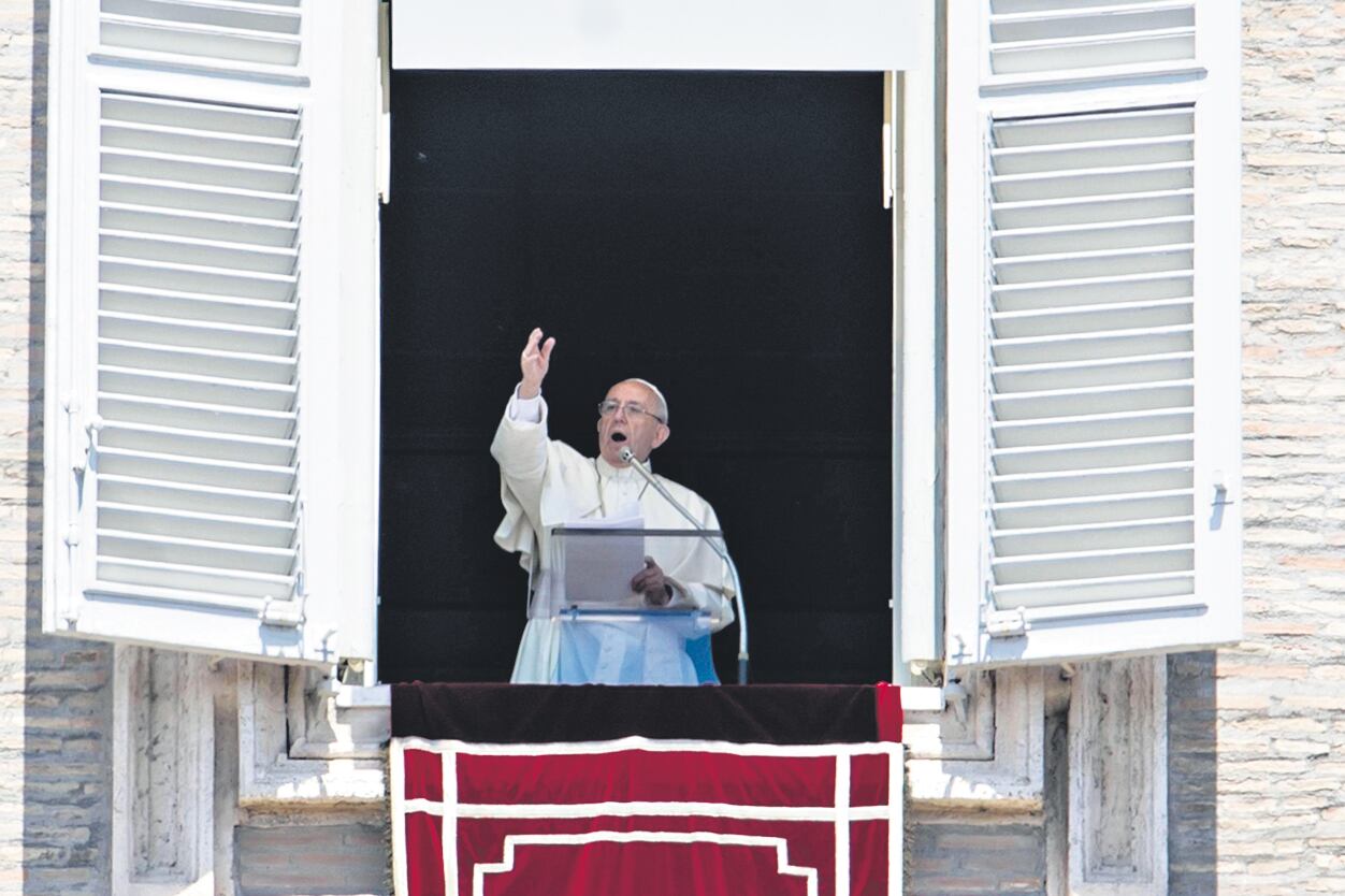 Fue Bergoglio, a poco de asumir y a instancias de Rosa Chávez, quien habilitó el camino del obispo mártir a la santidad.