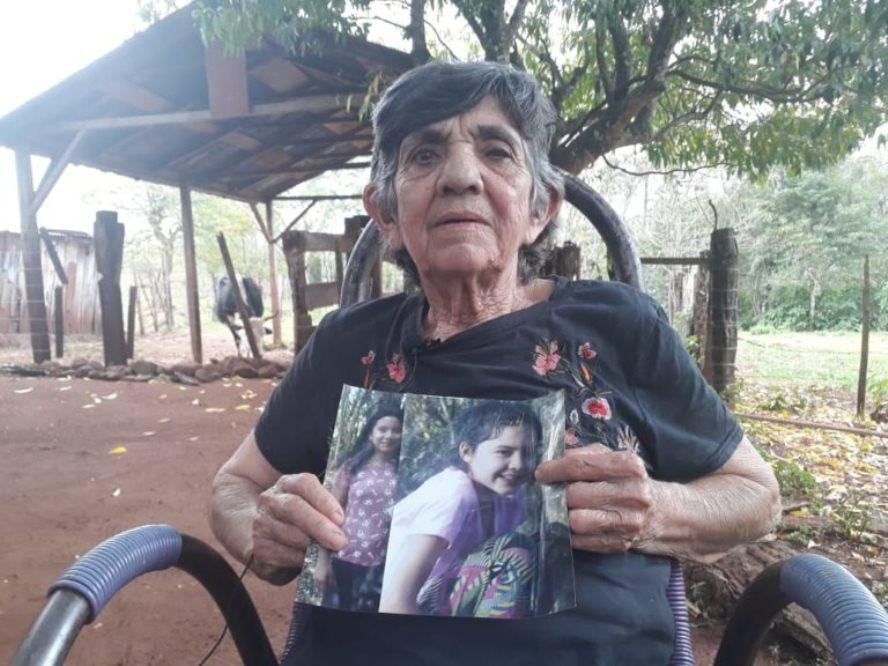 Mariana de Jesús Ayala López, abuela de las nenas, con sus fotografías. 
