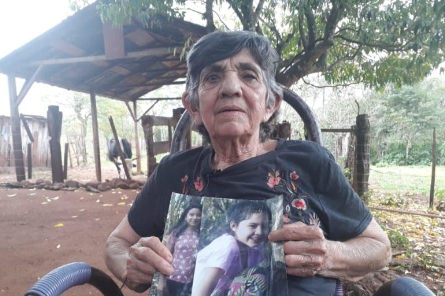 Mariana de Jesús Ayala López, abuela de las nenas, con sus fotografías.