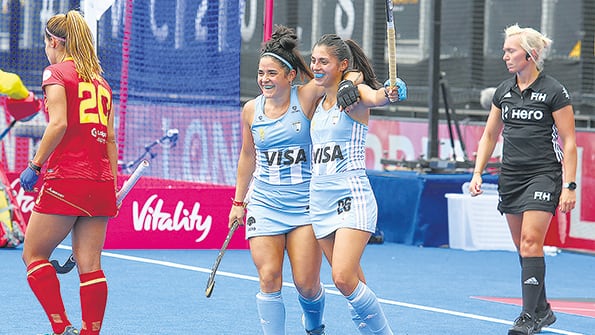 Las chicas festejan uno de los goles ante las españolas.